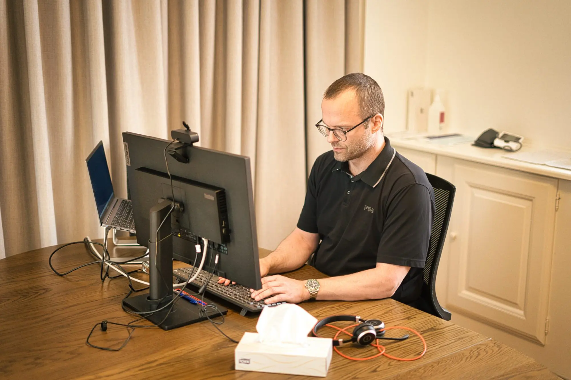 Behandler under videokonsultation ved computeren