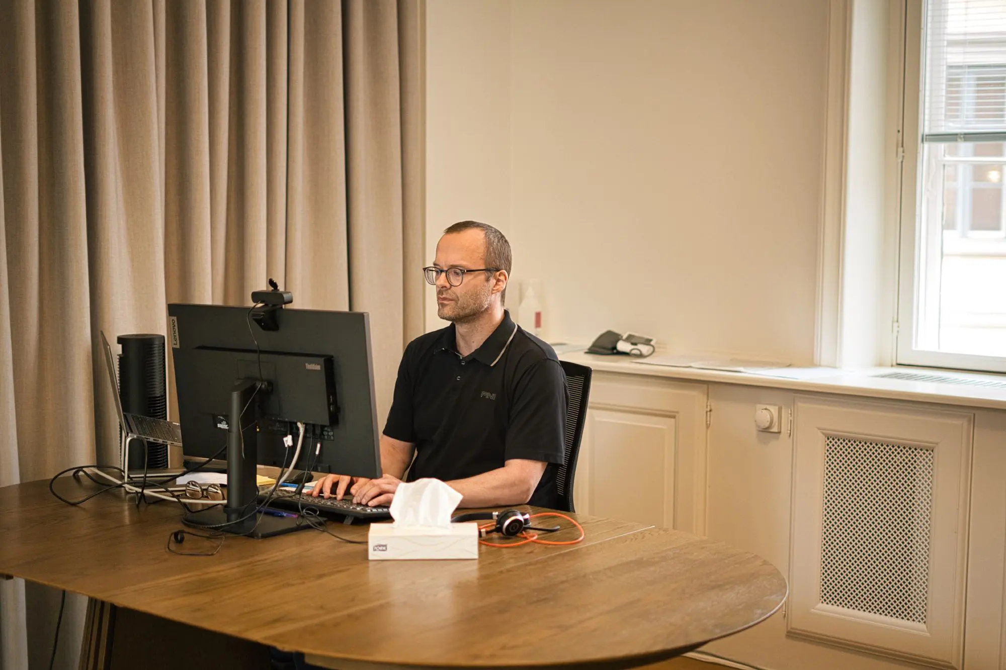 Behandler ved computeren i MEDIPRAX-klinik