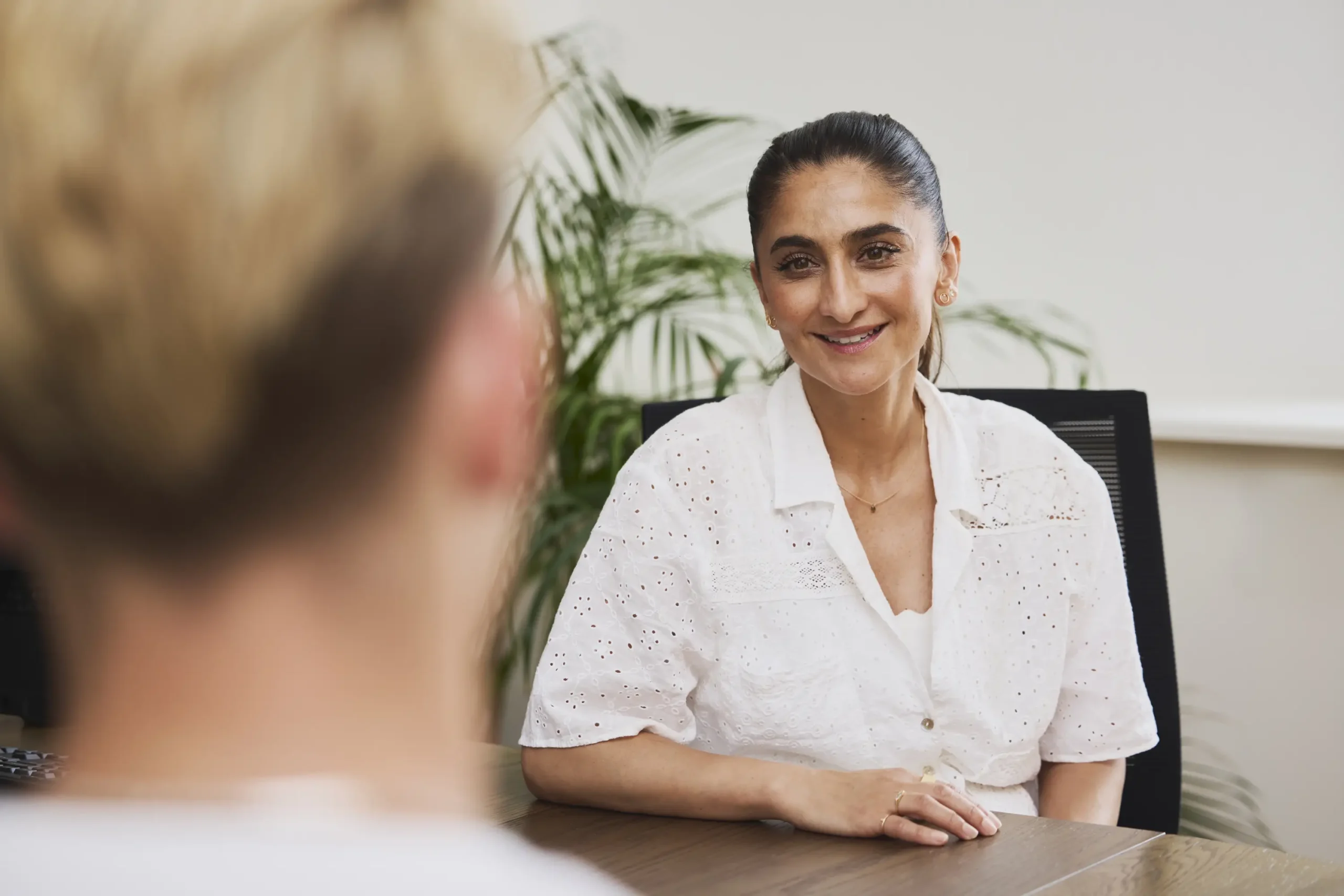 Behandler i samtale med patient hos MEDIPRAX
